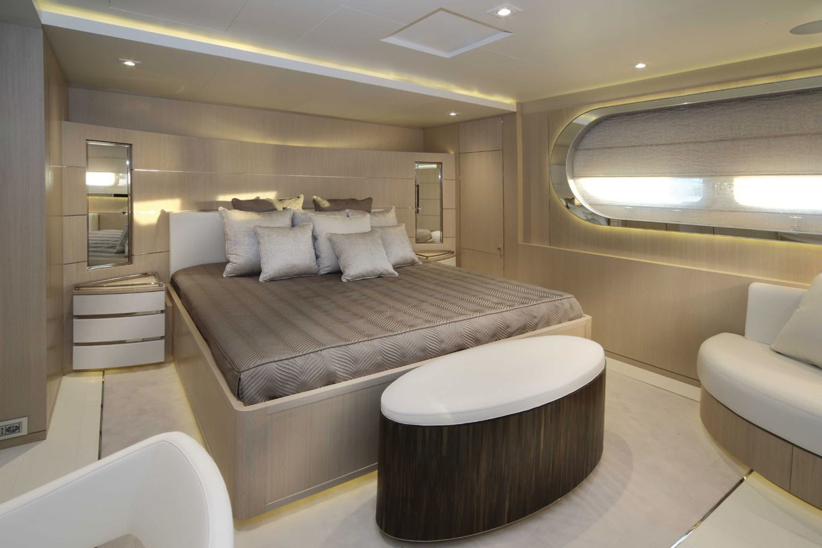 LIGHT HOLIC Berth Yacht LIGHT HOLIC's Guest's Cabin Captured